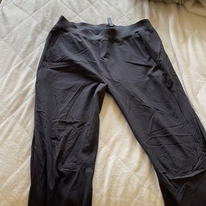 Mens Lululemon M joggers with tapered bottom